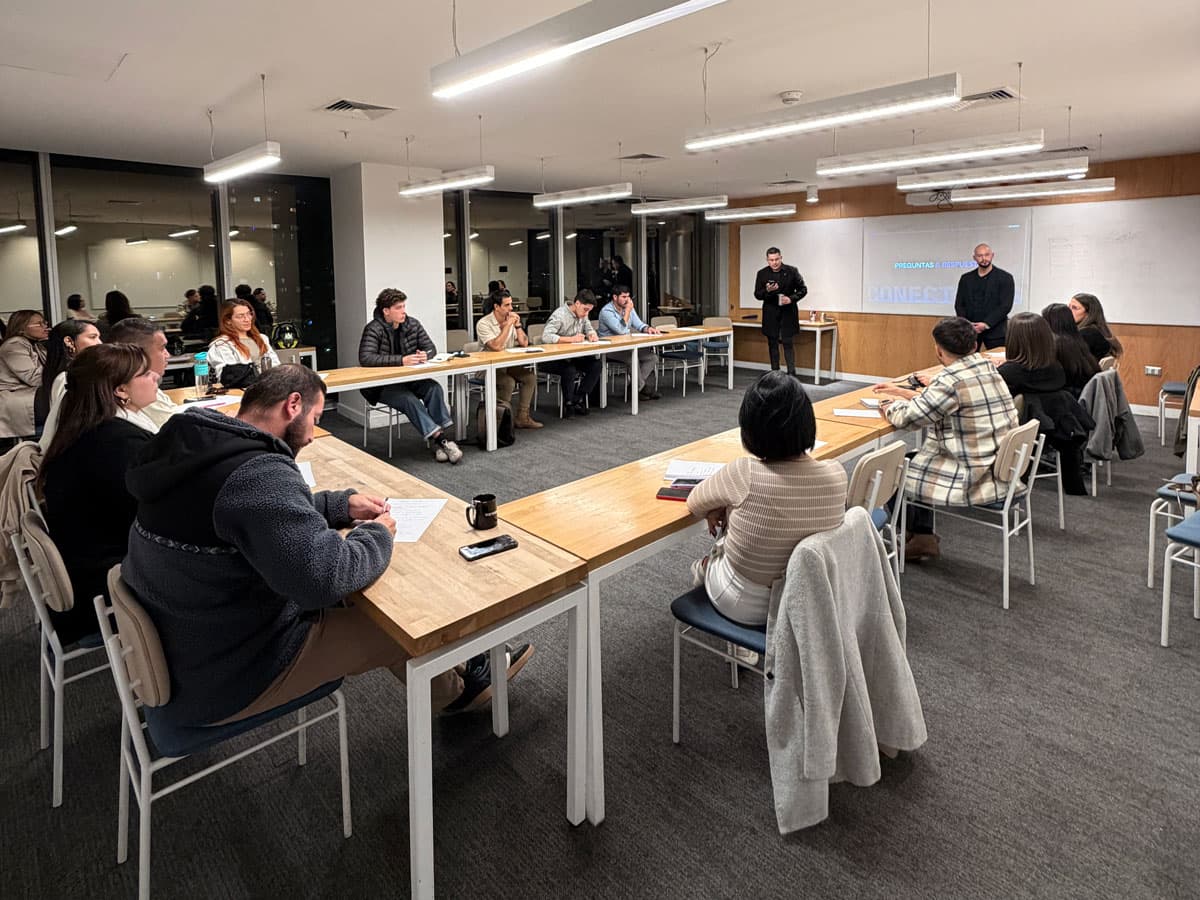 Sesión de formación grupal de ECOOIA en una sala de capacitación